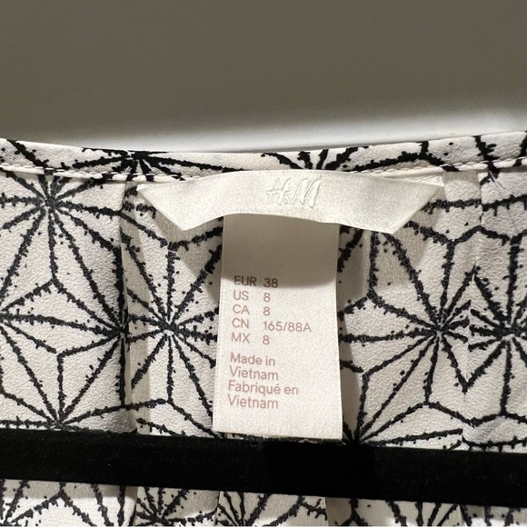 🦋2/$15🦋 H&M Geometric Patterned Top - Picture 2 of 2